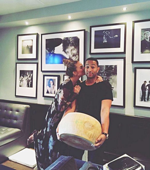 Những món quà Noel thú vị mà “sao” từng được tặng - 2
Siêu mẫu Chrissy Teigen rất mê nấu ăn và vì thế chồng cô - ca sỹ giành nhiều giải Grammy John Legend đã mua tặng vợ 1 cục pho mai khổng lồ làm quà giáng sinh năm 2015. Tôi đủ pho mai làm món mỳ Ý cho cả năm rồi, Teigen hào hứng chia sẻ trên trang cá nhân!