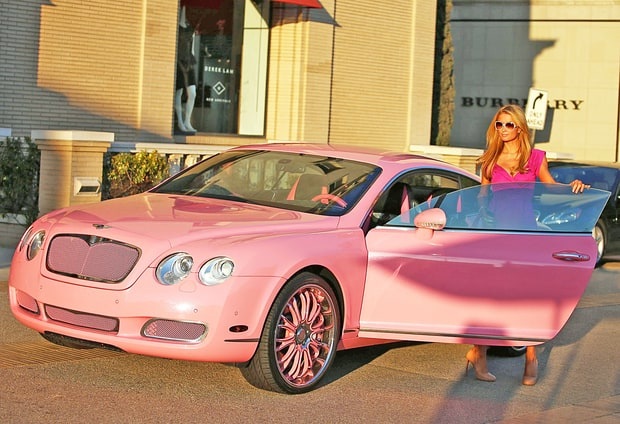 Những món quà Noel thú vị mà “sao” từng được tặng - 7
Paris Hilton tự tậu cho mình chiếc xe Bentley màu hồng xinh đẹp giá 200 nghìn đô la Mỹ làm quà giáng sinh 2008. Tôi luôn thích có 1 chiếc xe như của búp bê, tiểu thư tóc vàng chia sẻ.