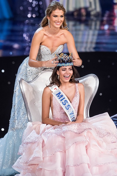 Người đẹp Puerto Rico đăng quang Hoa hậu Thế giới 2016, Diệu Ngọc "trắng tay" - 2
Hoa hậu 2015 - Mireia Lalaguna trao lại vương miện cho người đẹp Stephanie del Valle Díaz trong đêm chung kết.