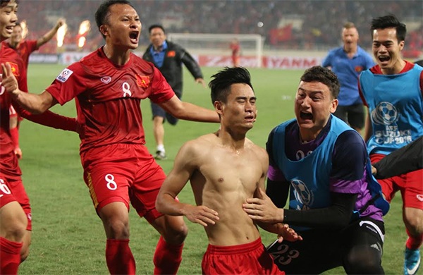 Vũ Minh Tuấn: Giọt nước mắt và bàn thắng dành tặng người cha đã mất - 2
Các đồng đội chia sẻ cảm xúc cùng Vũ Minh Tuấn