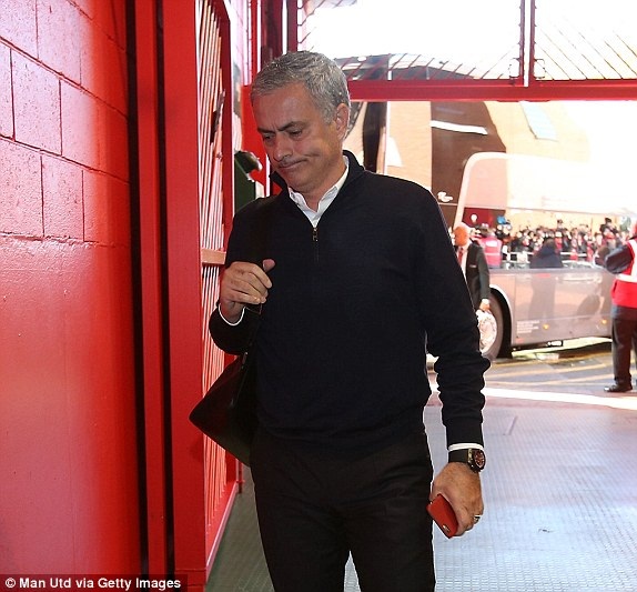 MU 1-1 Arsenal: Giroud cứu "Pháo thủ" - 6
Mourinho và các cầu thủ MU tới Old Trafford