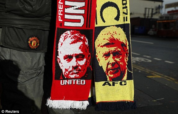 MU 1-1 Arsenal: Giroud cứu "Pháo thủ" - 7
Những tấm khăn lưu niệm của Mourinho và Wenger được bày bán bên ngoài Old Trafford