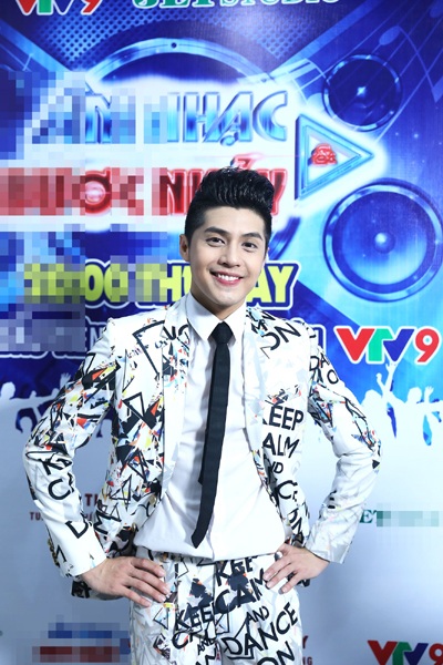Noo Phước Thịnh chỉn chu "từng ly từng tý" trước khi lên sân khấu - 7
Chàng ca sỹ trẻ coi gia đình là điểm tựa lớn cho thành công của mình.