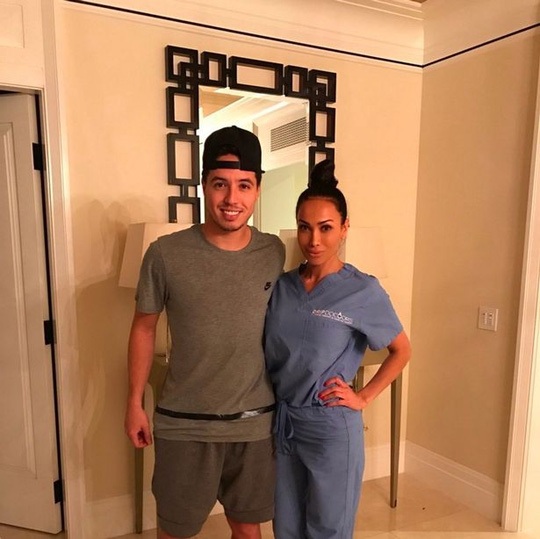 Samir Nasri được minh oan vụ gạ tình nữ bác sĩ - 1 Nasri chụp hình chung với nữ bác sĩ Jamila Sozahdah