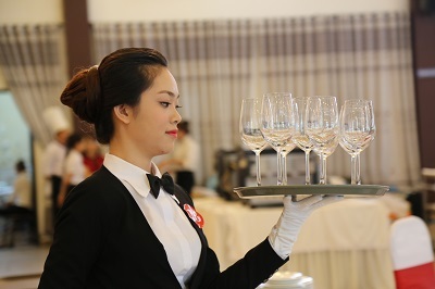 Thí sinh dự thi Nghề dịch vụ nhà hàng. (Ảnh: TCDN)