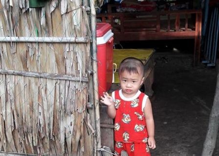“Em tỉnh dậy về với bố con anh đi em !” - 6
Đứa trẻ tội nghiệp đang ngày đêm quay quắt nỗi nhớ mong mẹ