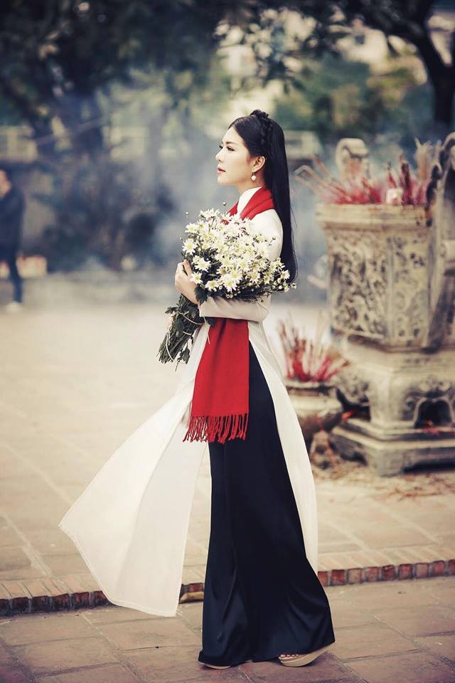 MC Nhã Uyên khoe vẻ ngọt ngào với cúc họa mi - 3 MC Nhã Uyên khoe vẻ ngọt ngào với cúc họa mi - 3