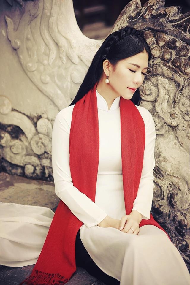 MC Nhã Uyên khoe vẻ ngọt ngào với cúc họa mi - 2 MC Nhã Uyên khoe vẻ ngọt ngào với cúc họa mi - 2