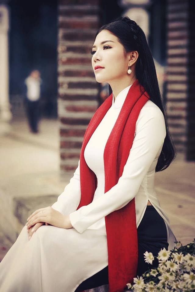 MC Nhã Uyên khoe vẻ ngọt ngào với cúc họa mi - 1 MC Nhã Uyên khoe vẻ ngọt ngào với cúc họa mi - 1