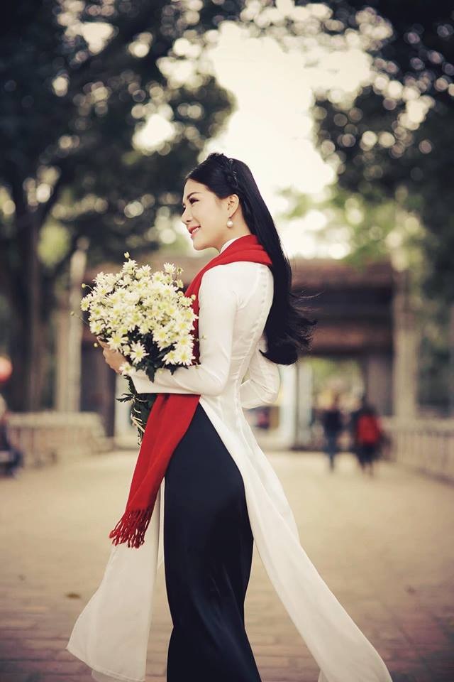 MC Nhã Uyên khoe vẻ ngọt ngào với cúc họa mi - 4 MC Nhã Uyên khoe vẻ ngọt ngào với cúc họa mi - 4