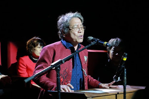 Tùng Dương, Thanh Lam mộng mị trong đêm nhạc “Trên đỉnh Phù Vân” - 5
Khoảnh khắc xúc động trong liveshow khi nhạc sĩ Phó Đức Phương hát từ dưới khán đài.
