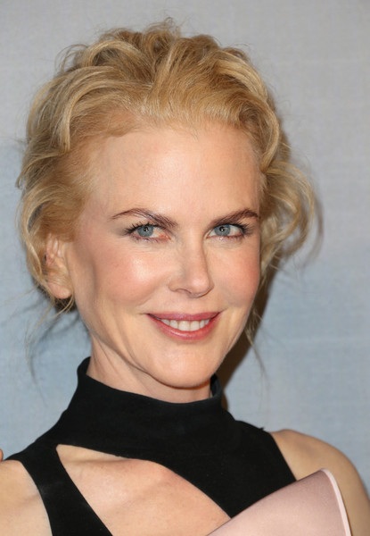 Kinh ngạc với gương mặt phẳng mịn của Nicole Kidman - 2
Cận kề tuổi 50, minh tinh Nicole Kidman vẫn giữ nguyên làn da căng mịn, trẻ trung