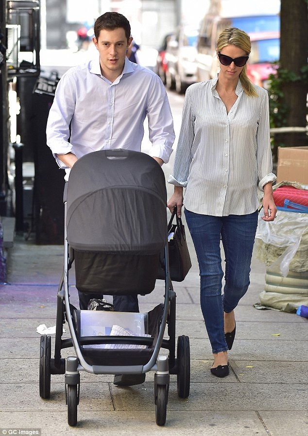 Nicky Hilton kín đáo hơn từ khi cưới đại gia - 5
Nicky Hilton đã có 1 hôn lễ như trong cổ tích tại cung điện Kensington, trong hôn lễ Nicky diện váy cưới Valentino gần 2 tỷ đồng