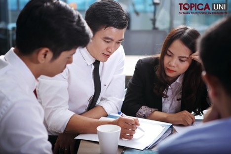 Chặng đường 11 năm từ hướng dẫn viên du lịch trở thành Phó quản lý khách sạn 4 sao - 2 Mặc dù bận rộn với công việc nhưng anh Nguyễn Nghĩa Vượng vẫn luôn dành thời gian cho việc học tập.