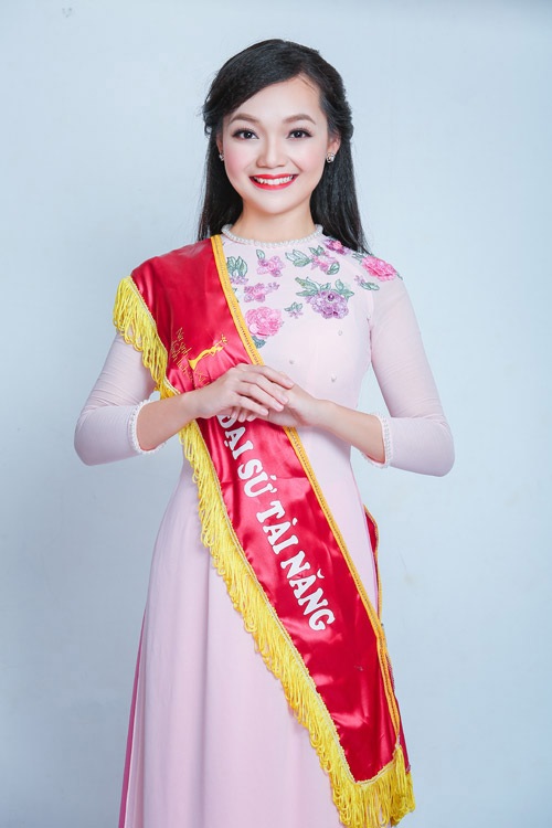 6 cô gái "nổi tiếng bất thình lình" năm 2016 giờ ra sao? - 2
Mỹ Linh là nữ sinh ưu tú của trường Nhân văn