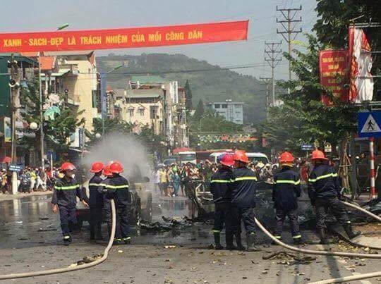 Xe taxi phát nổ kinh hoàng ở Cẩm Phả, 2 người thiệt mạng - 5
Lực lượng chữa cháy nỗ lực dập lửa sau vụ nổ