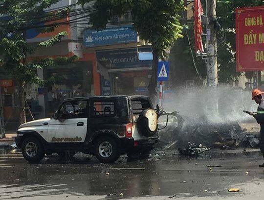 Xe taxi phát nổ kinh hoàng ở Cẩm Phả, 2 người thiệt mạng - 6 Xe taxi phát nổ kinh hoàng ở Cẩm Phả, 2 người thiệt mạng - 6