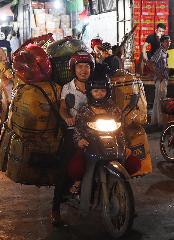 Thủ tướng Nguyễn Xuân Phúc thị sát chợ đầu mối Long Biên - 7
Từ chợ Long Biên, hoa quả và nông sản lại tiếp tục được chuyển về tiêu thụ ở các chợ khác trên địa bàn TP. Hà Nội. Ảnh: VGP/Quang Hiếu