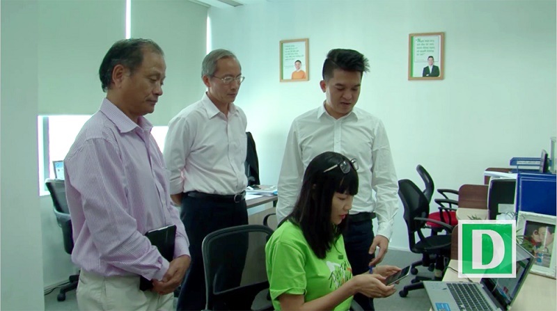 Chung khảo Nhân tài Đất Việt 2016: Hãnh diện với tài năng của người Việt - 16
Hội đồng sơ khảo thị sát sản phẩm dự thi Nhân tài Đất Việt 2016