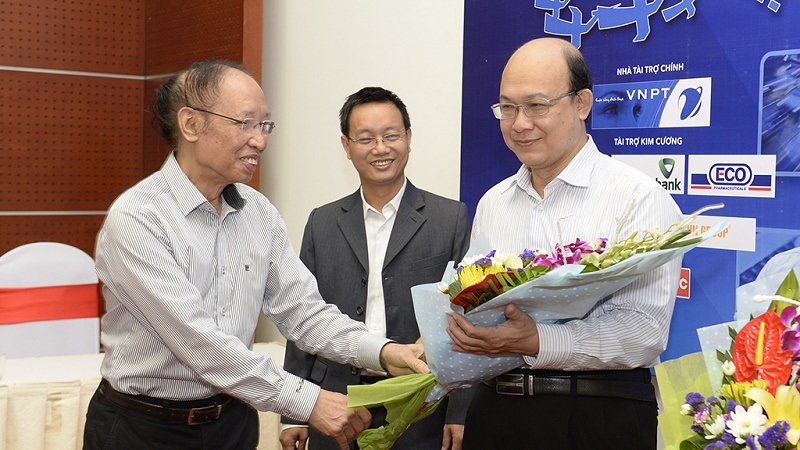 Chung khảo Nhân tài Đất Việt 2016: Hãnh diện với tài năng của người Việt - 3
Nhà báo Phạm Huy Hoàn tặng hoa chúc mừng các thành viên Ban giám khảo hiện đang làm công tác giảng dạy nhân dịp Ngày Nhà giáo Việt Nam 20/11.