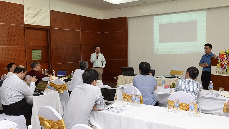 Chung khảo Nhân tài Đất Việt 2016: Hãnh diện với tài năng của người Việt - 10
Nhóm tác giả đến từ công ty ELink Gate bảo vệ trước Hội đồng chấm thi Chung khảo