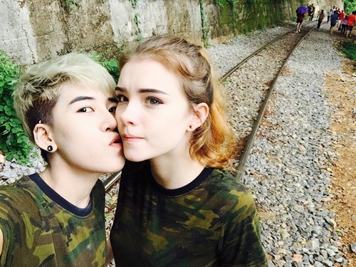 Sự thật về "nữ thần" Thái Lan khiến mày râu "đứng hình" - 4
Người yêu của bông hồng lai lại là con gái