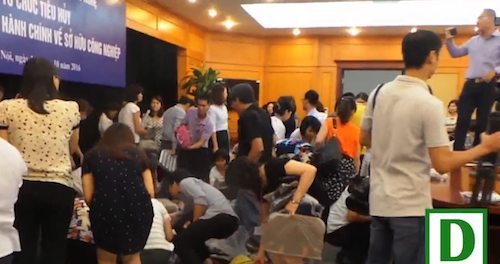 Vụ tranh đoạt tài sản chuẩn bị tiêu huỷ dưới góc nhìn của luật sư - 1
Cảnh giành giật tranh đoạt tang vật trước giờ tiêu huỷ khiến dư luận bất bình.