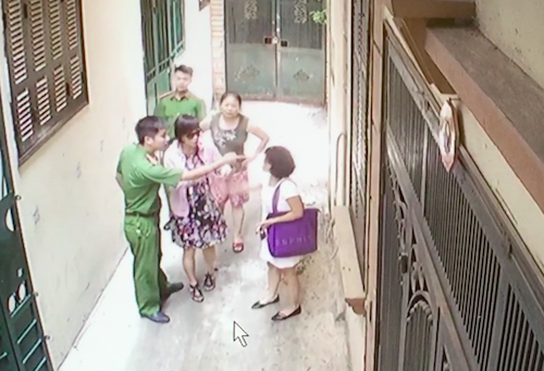 Hà Nội: Vụ đánh sảy thai thiếu phụ, “khủng bố” bằng “bom bẩn” cần được xử lý thế nào? - 4
Luật sư Diện cho rằng cách hành xử của cảnh sát khu vực trong video clip với người dân là không thể chấp nhận được.