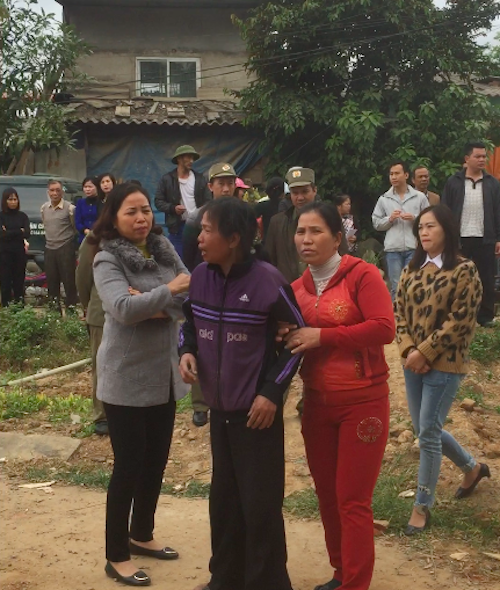 Lào Cai: Đang sinh sống ổn định, nhận “trát” thu hồi hết đất không một đồng bồi thường - 4
Bà Bỉnh phản đối trong buổi cưỡng chế thu hồi đất của UBND TP lào Cai với mảnh đất 9 nhân khẩu gia đình bà đang sinh sống.