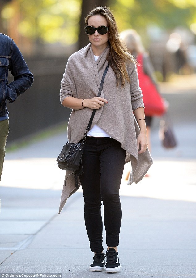 
Olivia Wilde sải bước nhanh nhẹn trên phố chỉ 5 ngày sau khi sinh con
