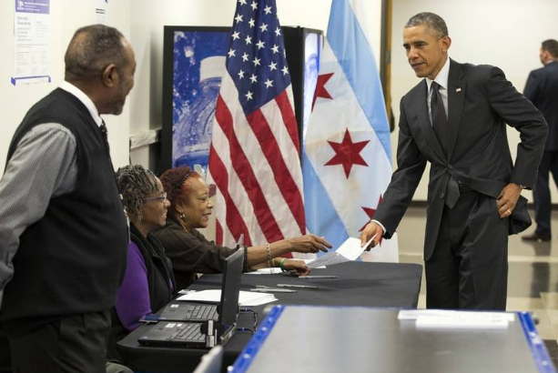 Ông Obama sẽ bỏ phiếu bầu tổng thống mới ngay trong tháng này - 1
Tổng thống Barack Obama đi bỏ phiếu sớm tại Chicago năm 2014. (Ảnh: Getty)