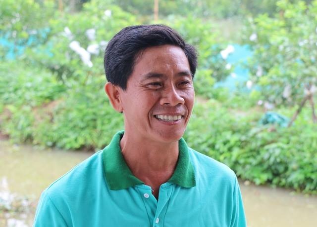 Cần Thơ: Nông dân “phất lên” nhờ đàn cá lóc biết ... “bay” - 2
Anh Tín cho biết, gia đình anh nuôi đàn cá biết bay không chỉ mục đích nuôi cá lấy lời mà kết hợp cả làm du lịch cho khách thăm vườn trái cây