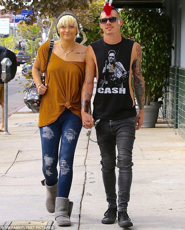 Paris Jackson hạnh phúc bên bạn trai - 1
Paris Jackson và bạn trai Michael Snoddy đi dạo trên đường phố Los Angeles ngày 11/10 vừa qua