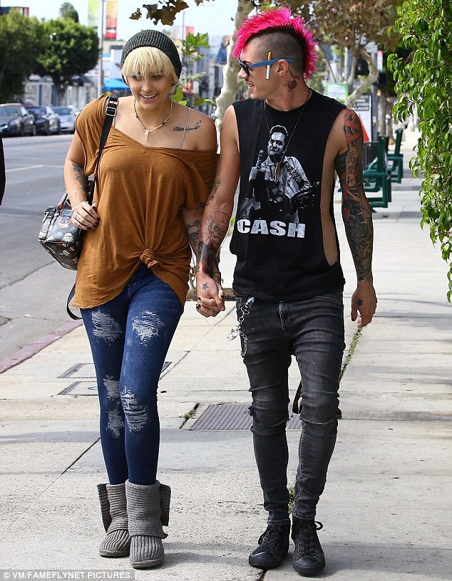 Paris Jackson hạnh phúc bên bạn trai - 4
Paris từng rơi vào khủng hoảng tâm lý sau khi bố đột tử, cô từng tự tử bất thành rồi sau đó phải đi điều trị tâm lý