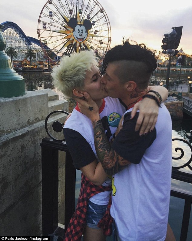 Paris Jackson hạnh phúc bên bạn trai - 5
Cô gái 18 tuổi đã trải qua 1 vài mối quan hệ tình cảm trước đây nhưng Michael Snoddy dường như là tình yêu sâu đậm nhất