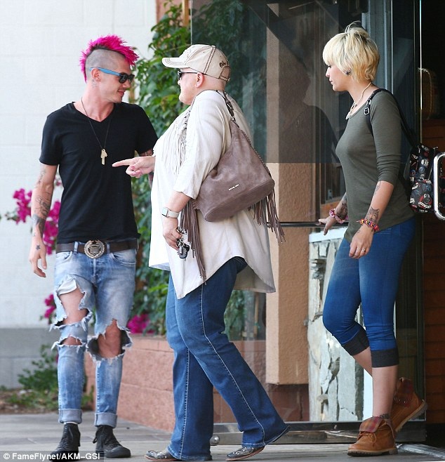 Paris Jackson hạnh phúc bên bạn trai - 6
Cách đây ít ngày, Paris Jackson cũng đưa bạn trai đi ăn trưa cùng mẹ đẻ Debbie Rowe, người đang phải điều trị ung thư vú. Mối quan hệ giữa Paris và mẹ đã tốt lên nhiều.