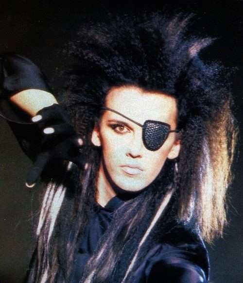 Nam ca sỹ 300 lần "dao kéo" qua đời ở tuổi 57 - 2
Pete Burns từng là một anh chàng điển trai, chuẩn men trước khi trở thành người nghiện phẫu thuật thẩm mỹ