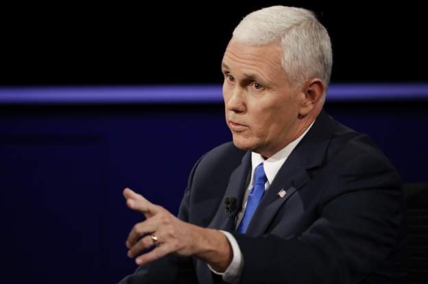 "Phó tướng" của Clinton ví ông Trump như "gã khùng" - 2
Ông Pence có lúc đã chỉ thẳng tay về phía đối thủ Dân chủ và nói: Này, ông Thượng nghị sĩ, đừng có chặn họng tôi. (Ảnh: Getty)