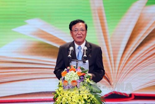 Trao Huân chương Độc lập cho lãnh đạo, nguyên lãnh đạo Bộ Giáo dục và Đào tạo - 1 Đồng chí Phạm Vũ Luận, nguyên Bộ trưởng Bộ Giáo dục và Đào tạo. (Ảnh: Quý Trung/TTXVN)