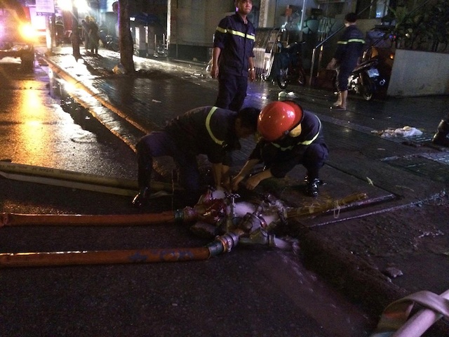 Chưa bao giờ người Sài Gòn sợ mưa như lúc này - 1 Lực lượng Cảnh sát PCCC Bình Thạnh đang dùng bơm hút nước ở các tầng hầm đường Phan Xích Long. Ảnh Phạm Hữu