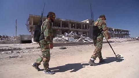 Quân Syria chiếm trung tâm Aleppo, al-Nursa tháo chạy - 1 Lực lượng Syria rà phá bom mìn ở Aleppo ngày 26/9. Ảnh: Farnews