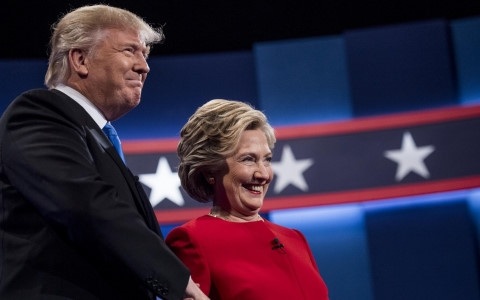 Ông Trump và bà Clinton đã có một cuộc tranh luận được cho là rất gay cấn nhưng vẫn giữ lại những quân bài quan trọng nhất cho những lần tranh luận tiếp theo. Ảnh: Reuters