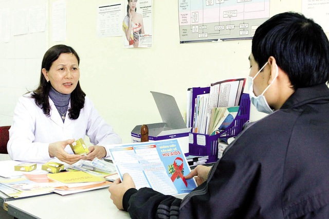 Mẹ nhiễm HIV vui phát khóc vì hai con thoát “án tử” - 1 Mẹ nhiễm HIV vui phát khóc vì hai con thoát “án tử” - 1