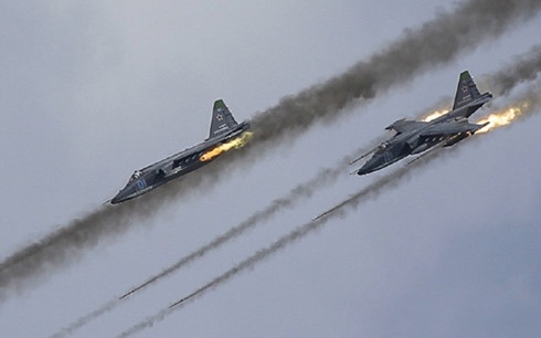 Liệu Mỹ có dùng biện pháp quân sự để giải quyết dứt điểm vấn đề Syria? - 1 Máy bay cường kích Su-25 của Nga khạc lửa. Ảnh: Business Insider.