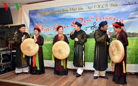 Kỷ niệm lần thứ 5 chương trình Không gian Văn hóa Việt tại Berlin - 1 Đội Quan họ Kinh Bắc hát Ba quan mời trầu.