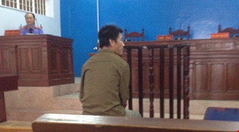 Bị cáo Nguyên ngồi trước tòa.