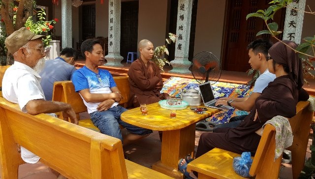 Hưng Yên: Pho tượng Phật nghìn mắt nghìn tay bị đánh cắp - 1 Đại diện chính quyền địa phương và Nhà chùa Mễ Sở trao đổi sự việc với phóng viên. Ảnh: Cao Tuân