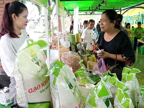 Nhiều lô hàng gạo Việt bị trả về: Khắc phục ra sao? - 1
Một số công ty đã đầu tư sản xuất gạo đáp ứng tiêu chuẩn khắt khe của Nhật, Mỹ và bán cả thị trường trong nước. Ảnh: QUANG HUY
