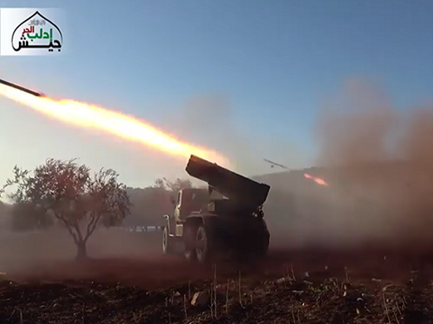Quân nổi dậy "ôn hòa" Syria phóng hàng loạt tên lửa Grad vào Hama - 1 Tên lửa Grad được quân nổi dậy Syria phóng vào thành phố Hama