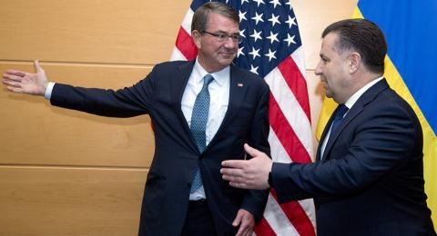 Ukraine theo Mỹ vẫn phụ thuộc Nga: Tình thế dang dở - 1 Bộ trưởng Quốc phòng Ukraine Stepan Poltorak và người đồng nhiệm Mỹ, Ashton Carter.